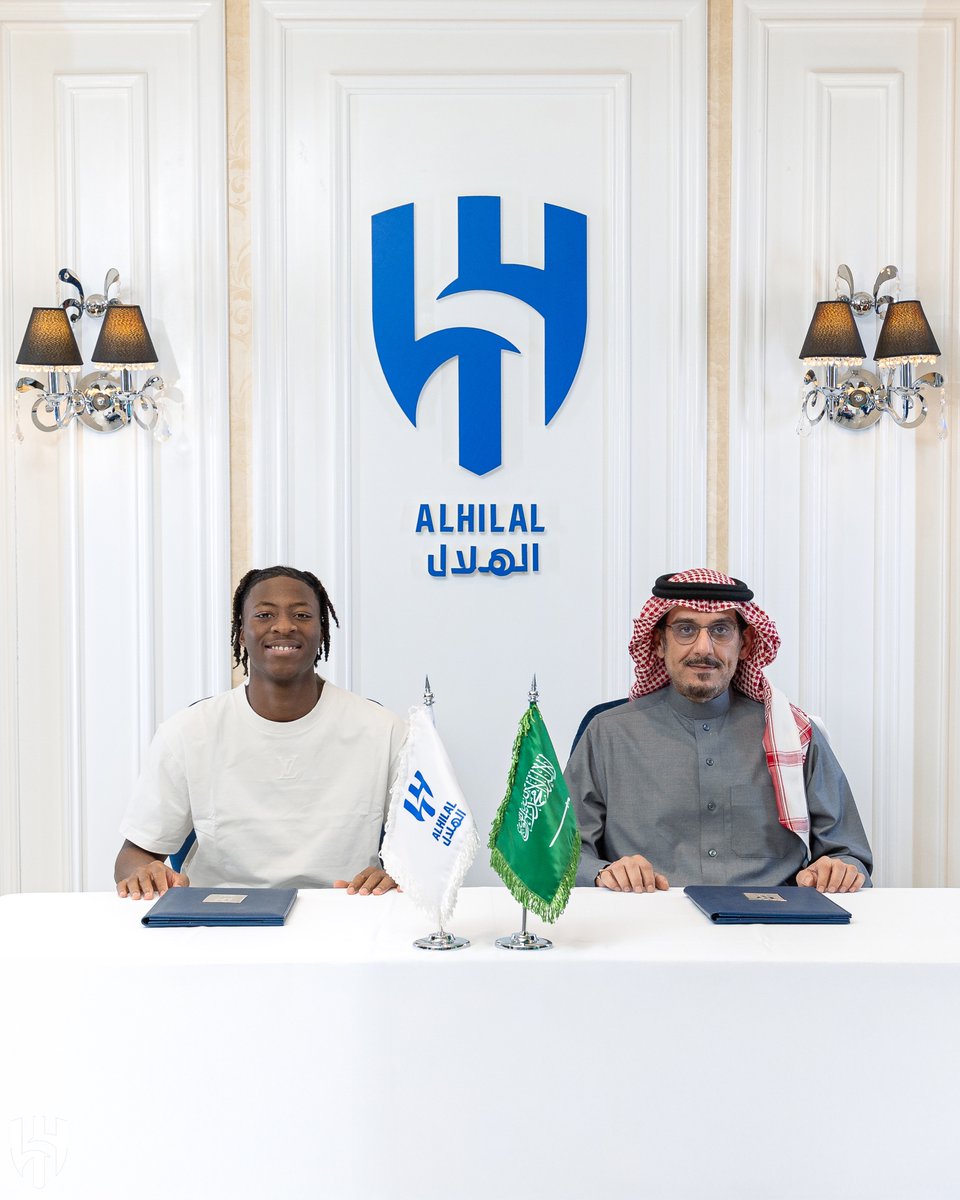 Alhilal_FC's tweet image. سمو رئيس مجلس إدارة شركة نادي #الهلال مع "ميتي" في مراسم التوقيع ✍️💙
