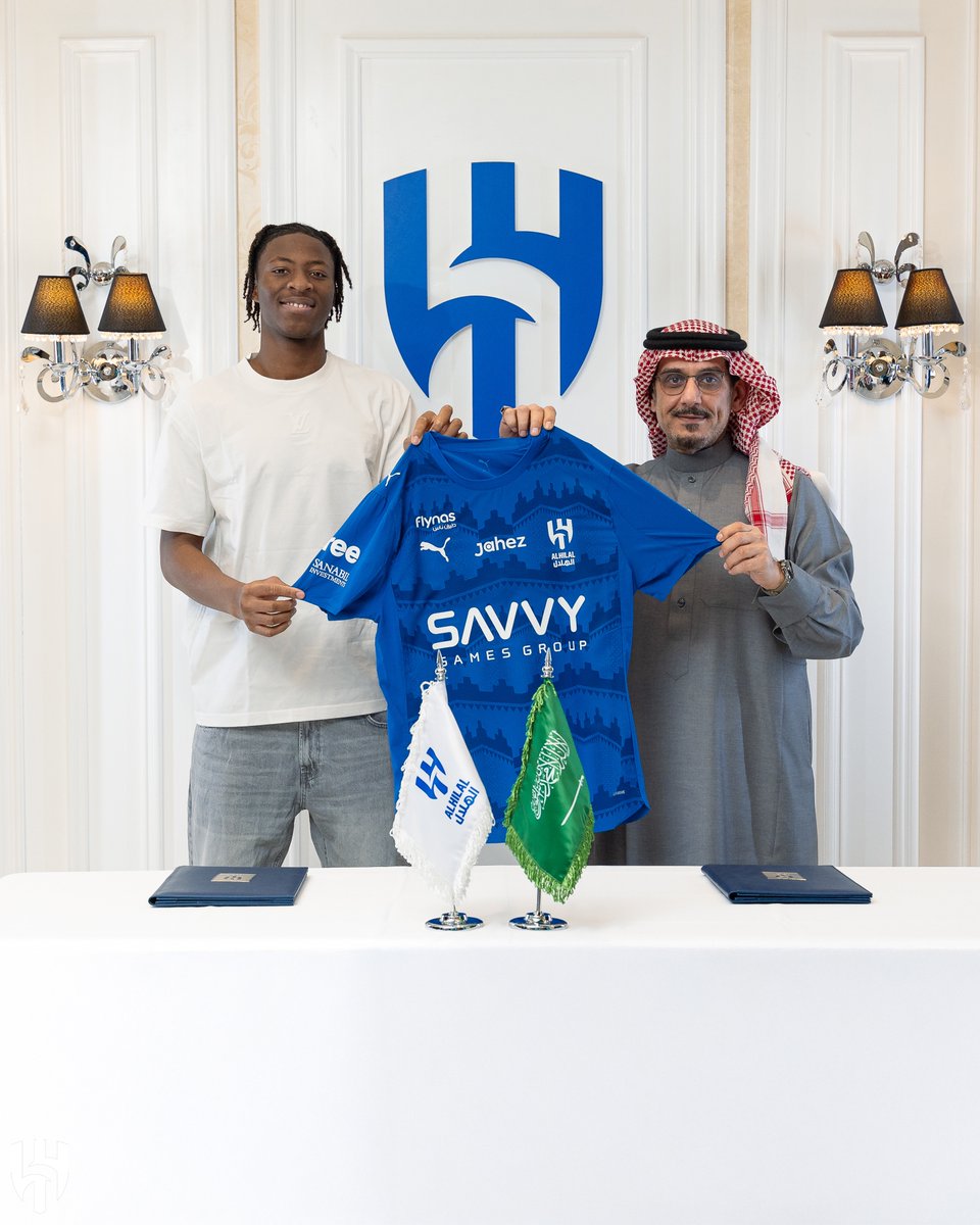 Alhilal_FC's tweet image. سمو رئيس مجلس إدارة شركة نادي #الهلال مع "ميتي" في مراسم التوقيع ✍️💙