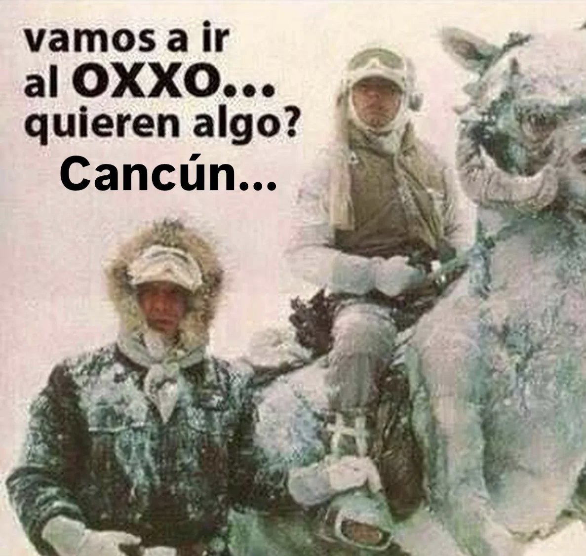 Gente en la calle , en plazas con chamarra, pantalones y calzado cerrado... Propios, turistas y extraños. Así las cosas con el frío en #cancun #heladez #friopolar