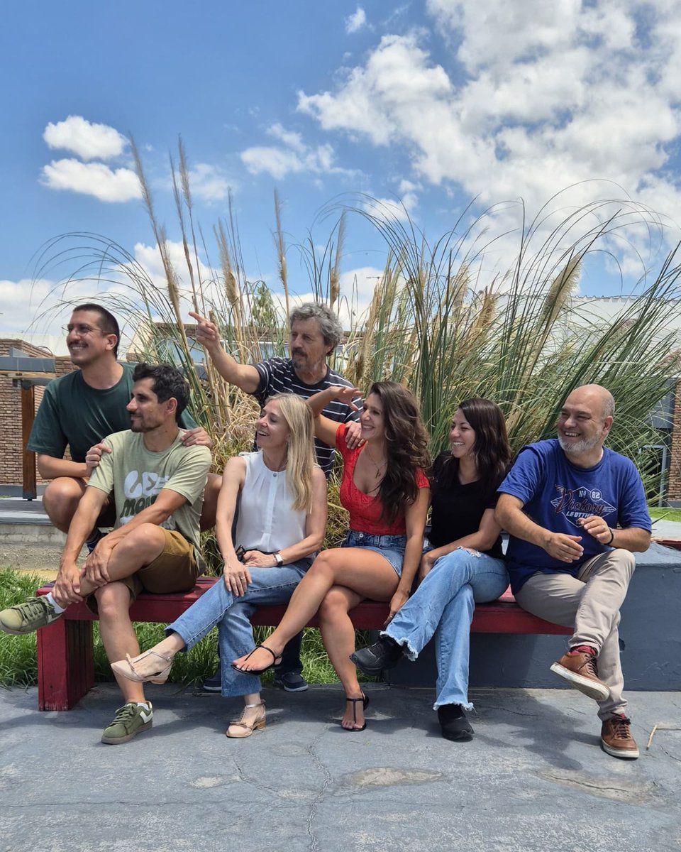 Dotación soñada:
<a href="/sarainesgonzale/">Sara González</a> (mascarón de proa) <a href="/PauliJalil/">Paula Jalil</a> (sirena del desierto) <a href="/mayrajelvez/">Mayra Jelvez</a> (guía espiritual) <a href="/jlverderico/">José Luis Verderico-El Chinito</a> (relatos de náufragos) <a href="/diegoagrain/">diego ricardo agrain</a> (arponero)

El lema: ensanchar el mundo. Escuchándonos entre todos. Buscándonos. Ida y vuelta de voces distintas.