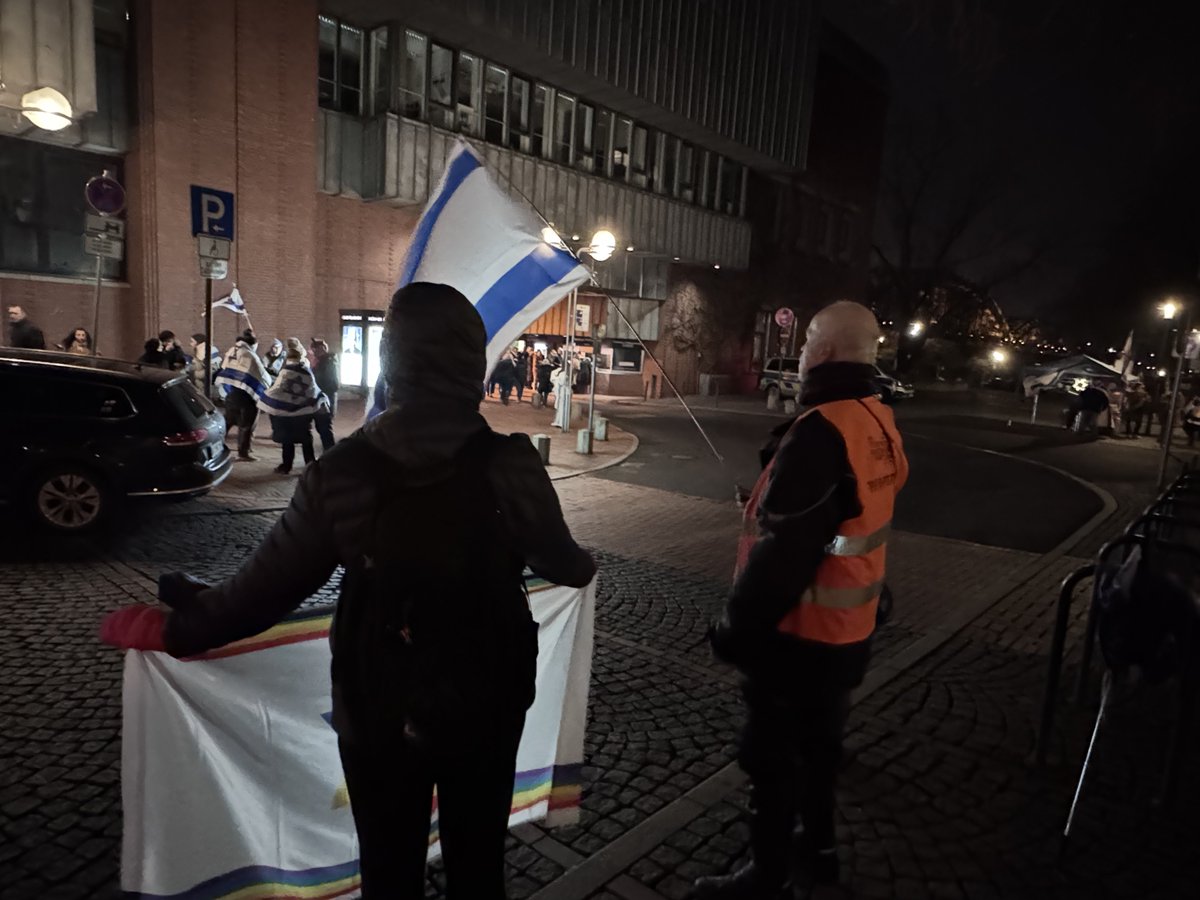 LoveGuerillero's tweet photo. #WoMusikVerbindetDarfHassKeinenPlatzHaben #LoveMusicHateAntisemitism #Köln #k0102 #SchutzVonJüdischemLeben https://t.co/bxzm6raMCy