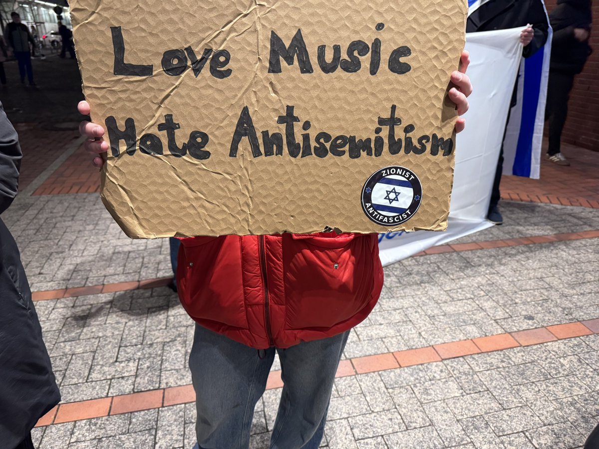 LoveGuerillero's tweet photo. #WoMusikVerbindetDarfHassKeinenPlatzHaben #LoveMusicHateAntisemitism #Köln #k0102 #SchutzVonJüdischemLeben https://t.co/rhmZ56Ne4X