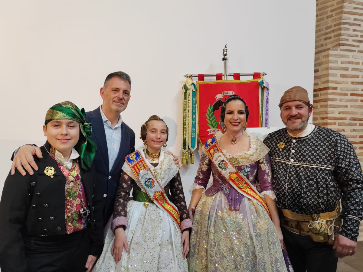Tarde de tradiciones con las fallas y la Semana Santa Marinera, acompañando,junto a nuestra Alcaldesa, a la Hermandad del Santísimo Cristo del Perdón en la Gala de su Centenario y a la Federación de Fallas del Marítimo en la presentación de bocetos de sus monumentos.