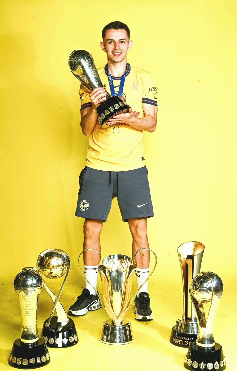 GerardoLE7's tweet photo. Gracias por cada pincelada de magia, Álvaro. Te vas como Tricampeón y con el cariño eterno de toda una afición. El "Maguito" se va, pero su legado en el Nido es para siempre. ¡Éxito en lo que venga, Fidalgo! 🎩✨🦅 https://t.co/kx8AHeY7Nj