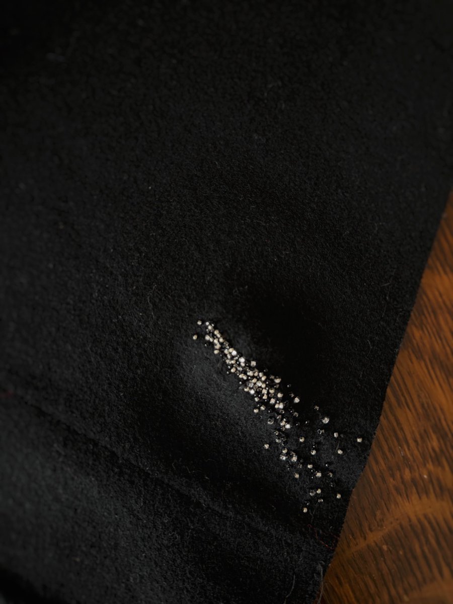 オーダーいただいているヴィンテージの黒マント。
お客さまのお品に、彩り屋の手仕事を重ねる「＋彩り屋」の作業が、無事完了しました✨

綻びにあて布、アンティークレース
肩には取り外し可能なレースを
そして、裂けてた個所はビーズ刺繍で

喜んでいただけますように✨
お渡しするまではドキドキ💓