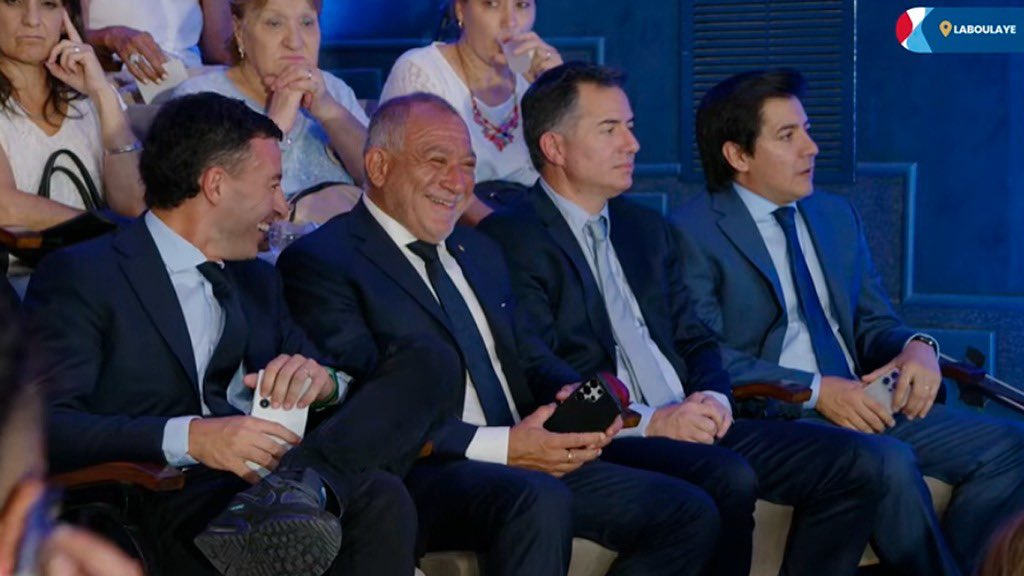 🔴 MÁS QUE UNA FOTO: JUEZ, BORNORONI Y DE LOREDO MOSTRARON UNA SEÑAL DE CONVERGENCIA OPOSITORA EN LABOULAYE

• En la previa del discurso del gobernador Martín Llaryora, los principales referentes opositores de Córdoba coincidieron en Laboulaye y dejaron una señal política que