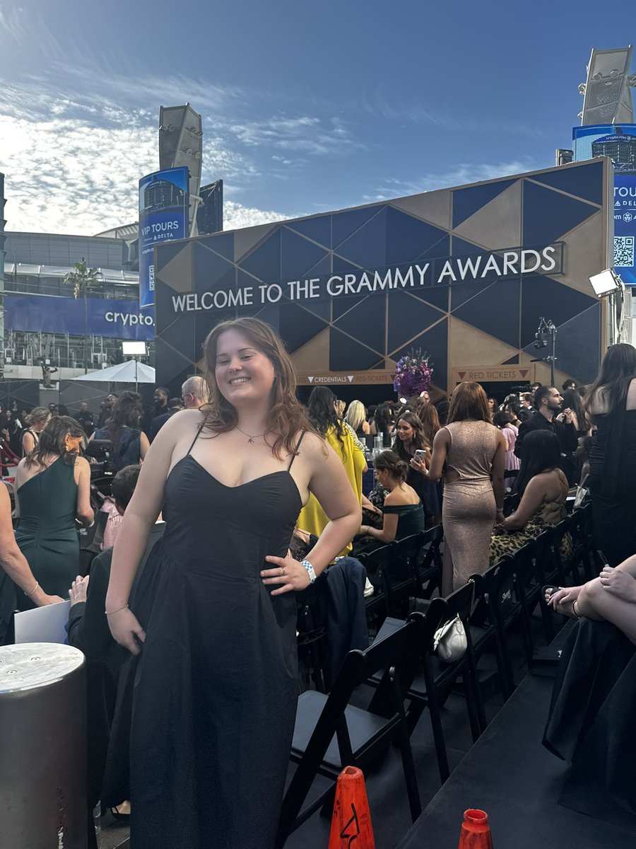 WHATIPROMISE's tweet photo. lowkey at the grammy red carpet i'll tell yall when i see billie https://t.co/XGlpgrnDjw