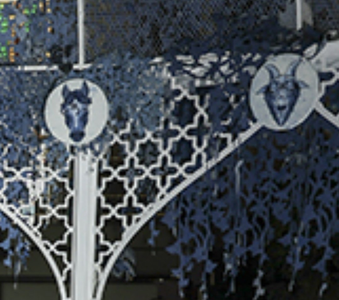 Cumhurbaşkanlığı Kütüphanesinde bir bölüm. yapay zeka sandım gerçekmiş! 

renkler mavi beyaz israil bayrağı rengi,
zeminde yine israil bayrağında ki davut yıldızını andıran görsel,
duvarlarda kızıl haç, baal ve baphomet gibi sapkın inançlara ait semboller..

hiç mi dikkat