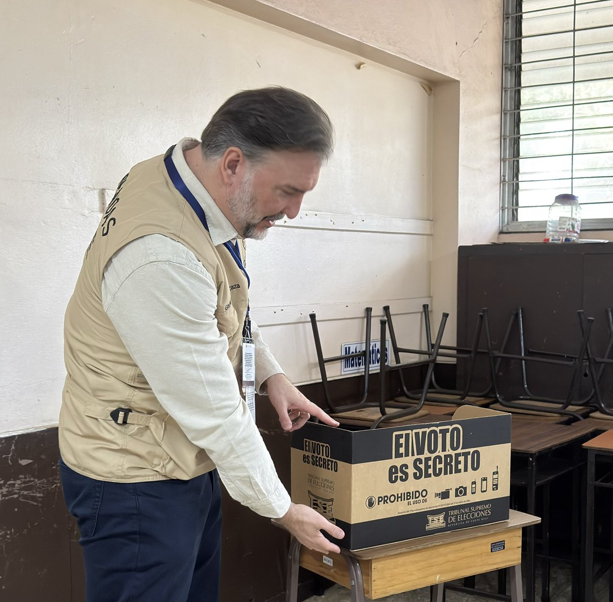 Las mamparas que se usan en #EleccionesCostaRica2026 son pequeñas en comparación de otros países. Esto permite a los miembros de mesa verificar que los votantes no tomen foto de su voto al mismo tiempo que garantiza el voto secreto. 👍🏼👍🏼