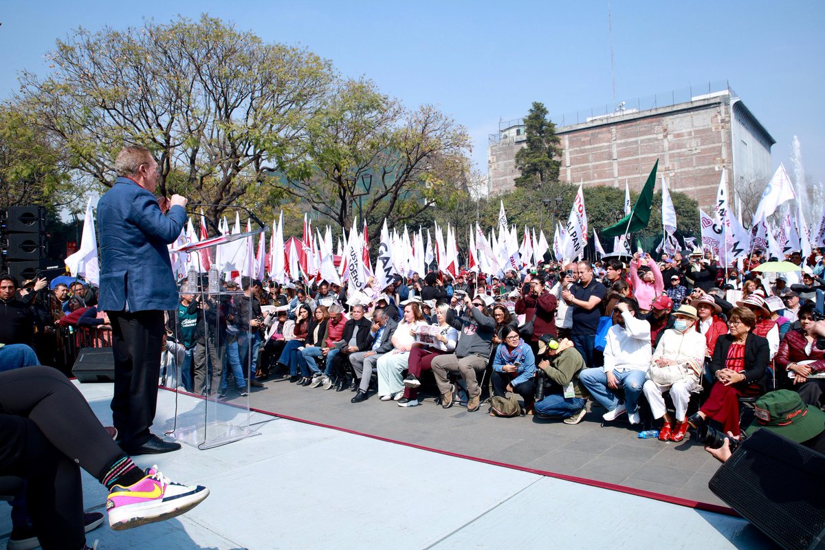 diazpol's tweet photo. Hoy, en la plaza Tlaxcuaque de la Ciudad de México, celebramos la Jornada por la Soberanía Nacional, con la presencia multitudinaria de ciudadanos y el acompañamiento de legisladores, alcaldes, concejales y dirigentes de Morena. Se refrendó que la soberanía reside en el pueblo, y no es negociable. Se reconoció la valentía y el talento de la presidenta @Claudiashein, respaldada por la Jefa de Gobierno Clara Brugada, para neutralizar las embestidas y poner en primer plano la soberanía y la plena autodeterminación de México. Un evento con información y análisis sustanciosos para fortalecer las convicciones colectivas sobre la grandeza nacional.