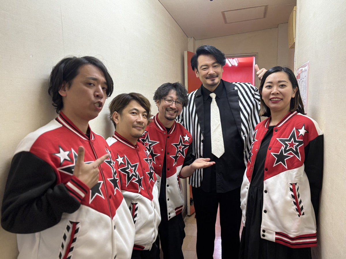 okuda_yu's tweet photo. #小田井涼平の歌ってんねん
一番がんばったところはジュリアナで、あれは本人的にはスキップではなくて「柴田恭兵ステップ」のつもりだったのに、バンドメンバーにも涼平さんにも伝わらず…。悔しす！（笑）

写真は、お揃いのオジャパメンジャンパーです！ https://t.co/pjyBHL3IBq