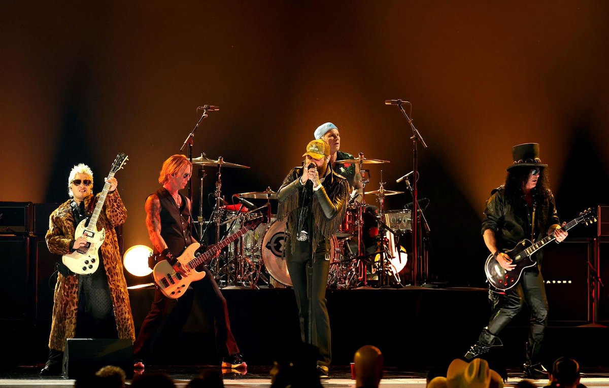 slashworldarg's tweet image. Slash junto a Post Malone, Andrew Watt, Duff McKagan y Chad Smith tocando ‘War Pigs’ de Black Sabbath en los premios Grammy en Los Angeles, CA. 01 de febrero de 2026.

Foto credito: Kevin Winter / Christopher Polk

🤘🎩🌎

#slash #grammy #postmalone #andywatt #duffmckagan