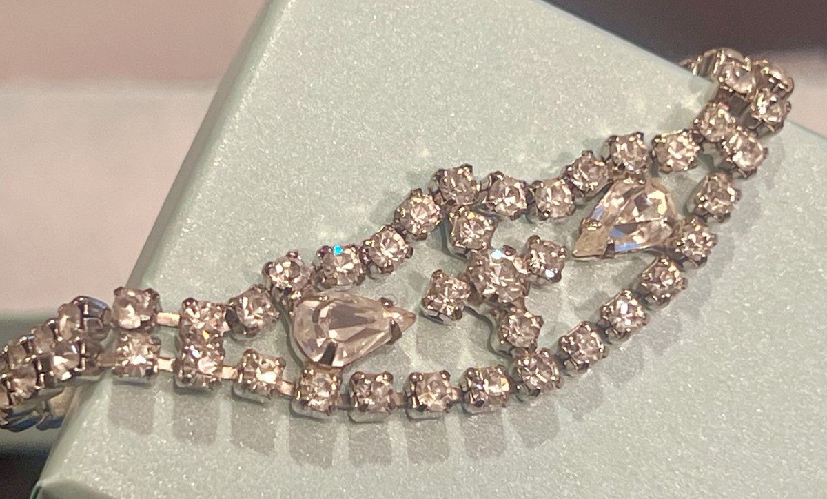 TeriE's tweet photo. ROMANTIC #IcyClear MIDCENTURY #Rhinestone #TennisBracelet Faceted Gems Prongs #VINTAGE50s 
https://t.co/0BqbW3WkHQ 

#vintagejewelry #vintageaccessories #accessoryoftheday #vintagegifts #romanticgifts #valentinesday #somethingold #bridaljewelry #midcentury #glitzandglam #gems https://t.co/gZoz0TOCba