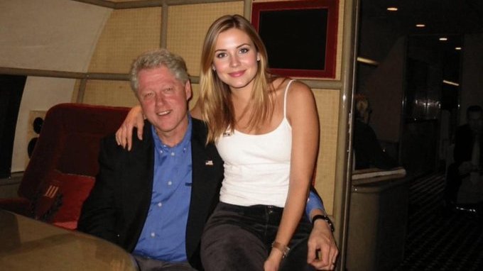 semmkhan21593's tweet image. Epstein फ़ाइलें सिर्फ़ दस्तावेज़ नहीं,
दुनिया की सबसे ताक़तवर सच्चाइयों का कबूलनामा हैं।
नाम आएँगे… इसलिए डर है।
#EpsteinFiles #सच #PowerGame