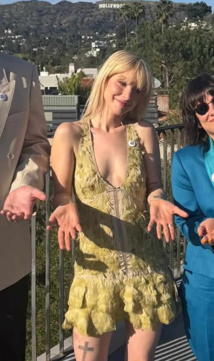 OutlinedArrow30's tweet image. This outfit is wonderful, she looks so pretty