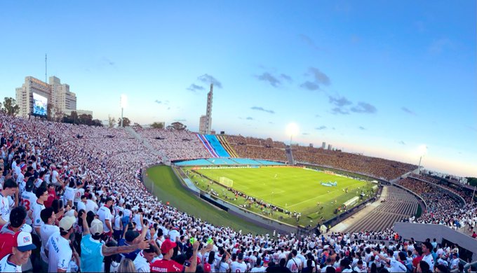 johnnytuki's tweet photo. Hoy 1º de febrero de 2026 el Estadio Centenario estuvo lleno. Tricolores y aurinegros coparon las tribunas, gente que hizo cientos de kilómetros, dejó familia, laburo y plata solo para ver esos colores que le dan sentido a la vida.
¿Y qué recibió a cambio? Un partido para el olvido.
Porque no fueron 90 minutos. Fueron 120… más penales.
Aunque, siendo justos, de fútbol jugado habrá habido unos 20 minutos con viento a favor. El resto: interrupciones, protestas, faltas inventadas, simulaciones dignas de un casting y un juez con una necesidad incontrolable de ser protagonista.

El clásico más antiguo del mundo convertido en una siesta televisada que ese tenía la opción de cambiar de canal y ver otra cosa pero para el que fué el partido fué un suplicio.
Jugadores caminando la cancha, otros sin ganas, jugando para los costados sin ina idea clara de que hacer con la pelota, otros cuidando más el peinado que la pelota. En un momento el partido invitaba —con mucha cortesía— a levantarse e irse antes, porque era directamente inmirable.
El hincha no merece esto.
No merece gastar tiempo, plata y corazón para comerse semejante bodrio. No merece ver cómo se mata el ritmo, se enfría el juego y se confunde intensidad con nada.

Si así pretendemos “vender” el fútbol uruguayo al mundo, avisen antes: así llevamos almohada.
Estamos en una nueva etapa, con licitación, con discurso de crecimiento, con promesas. Bueno… quizá sería hora de que las autoridades también jueguen el partido y dejen de premiar este estilo que duerme hasta al más fanático.

Y esto también va para los jugadores:
valoren al hincha. Valoren los recibimientos, las banderas, las gargantas rotas, la fidelidad eterna.
Porque el corazón del club es el hincha.
Y si no lo cuidan, no matan un partido: matan una pasión que es para siempre.
