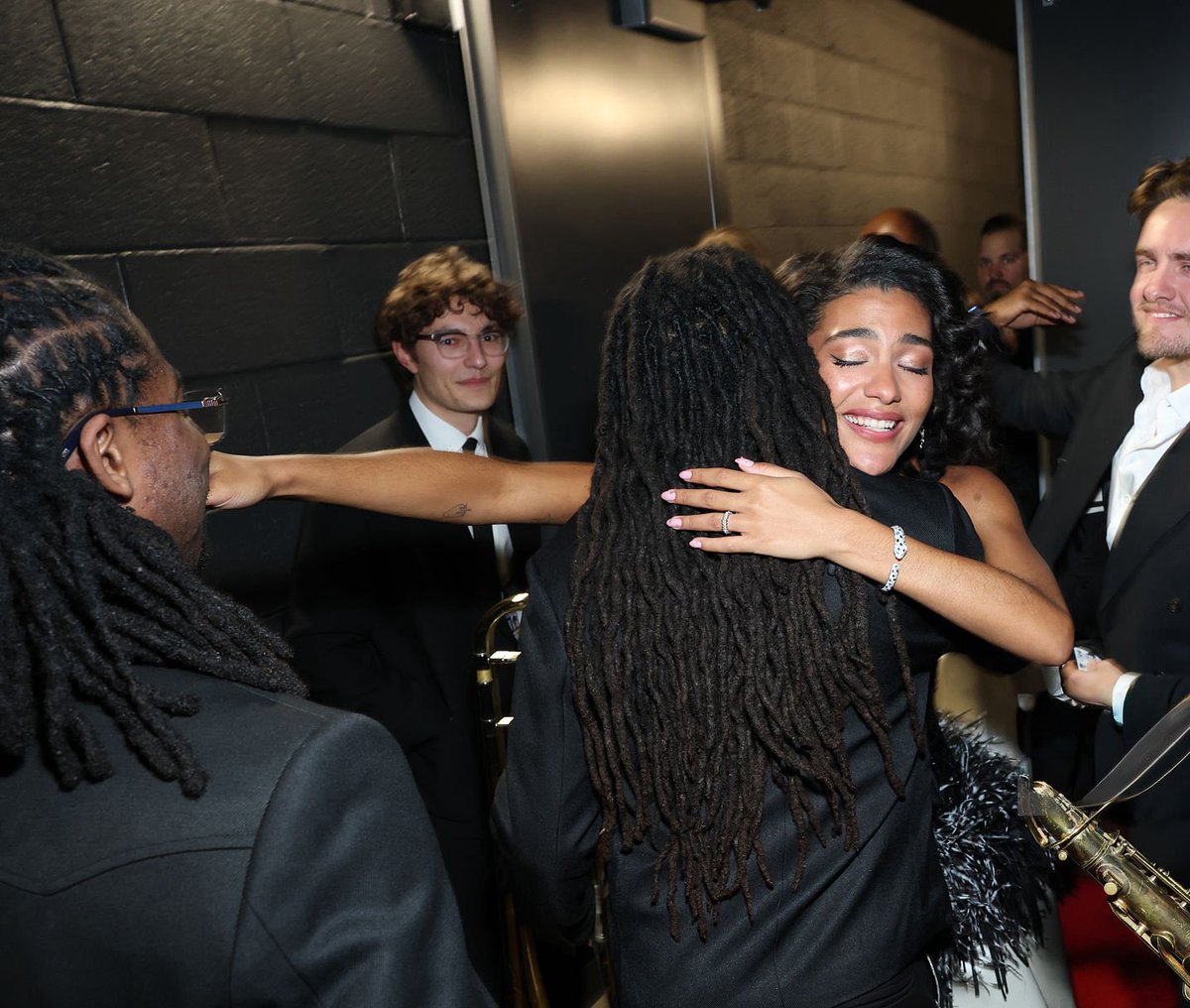PRINCESA! Olivia Dean comemorando com a sua banda após receber seu prêmio de Best New Artist no #GRAMMYs. 🥹🤍