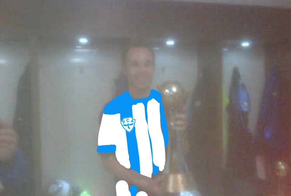 Confira o troféu da Copa XD nas mãos do nosso capitão, Xavi Cavalinho.