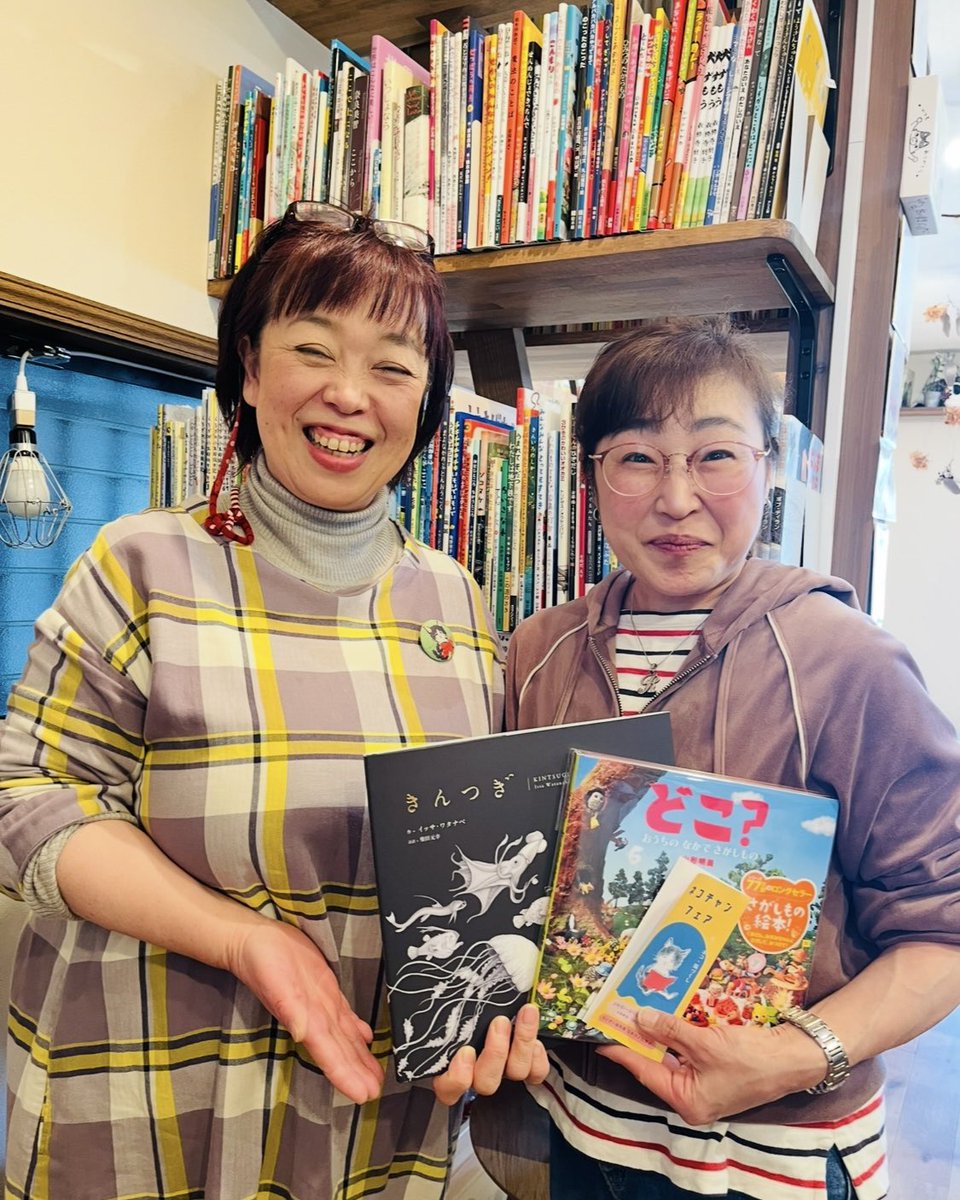 おとぎのTeaRoom・夏楓舎さんがご来店!

開催中の絵本原画展 作者・にしださんと絵本専門士の同期だそうで、いらしてくださいました◎

絵本や、同じ東武東上沿線の絵本作家さんの話で盛り上がり☺️
楽しい時間を過ごさせてもらいました♪

お忙しいところ、来ていただき
ありがとうございました~!