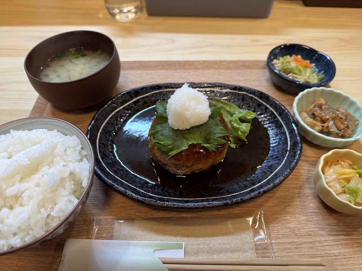 tomorow45g's tweet image. 土佐の高知の中村で鎮座するハンバーグ様を拝みけり🙏✨

なの縁さん
ハンバーグ定食おろしソース
日替わり甘辛レモンペッパー唐揚げ

誰かの真似をしましょう

うまーし‼️"(ﾉ*&amp;gt;∀&amp;lt;)ﾉ