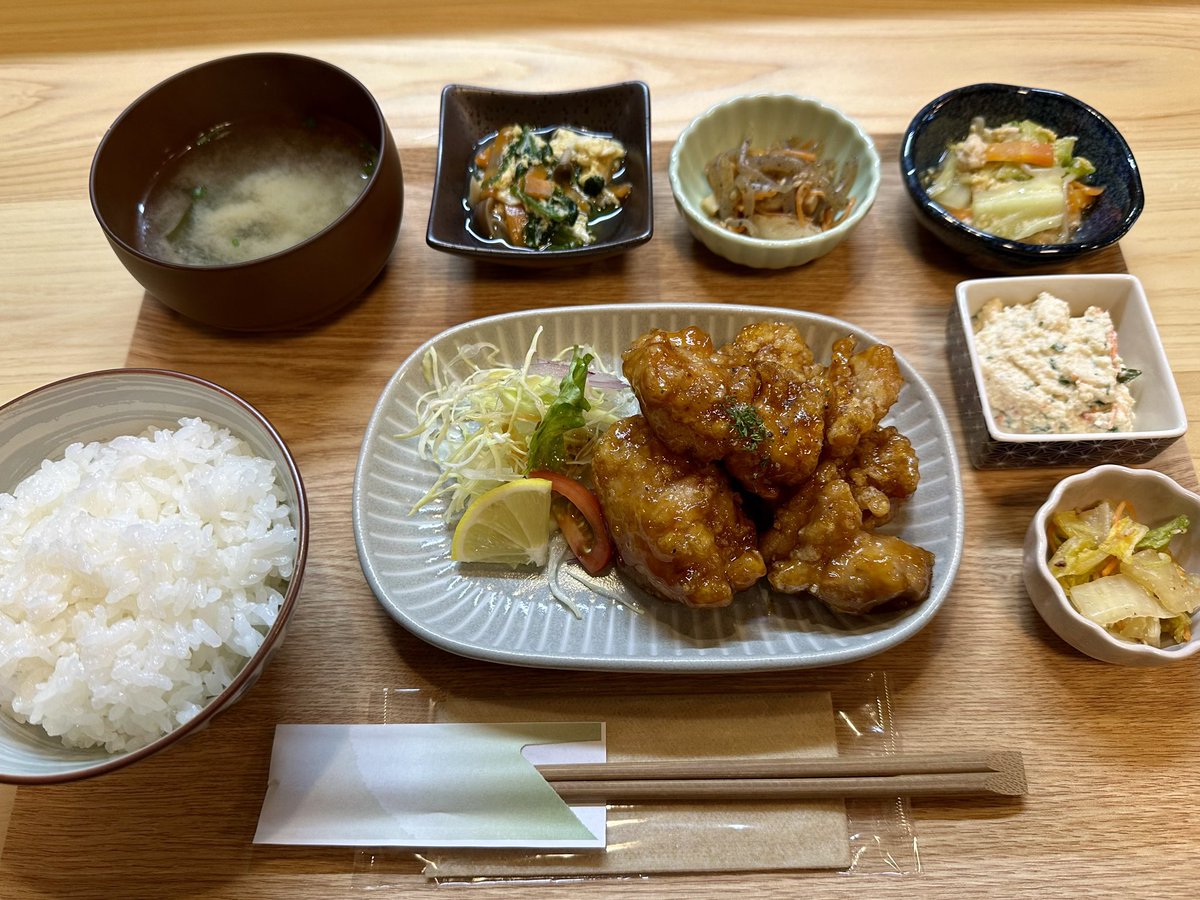 tomorow45g's tweet image. 土佐の高知の中村で鎮座するハンバーグ様を拝みけり🙏✨

なの縁さん
ハンバーグ定食おろしソース
日替わり甘辛レモンペッパー唐揚げ

誰かの真似をしましょう

うまーし‼️"(ﾉ*&amp;gt;∀&amp;lt;)ﾉ