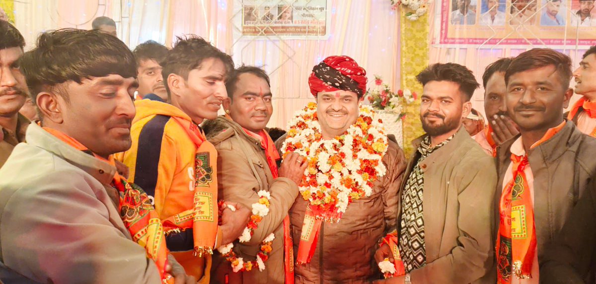 dgurjarofficial's tweet photo. विगत दिवस पदमपुरा में आयोजित बंधेज उद्यापन के अवसर पर भजन संध्या एवं धार्मिक कार्यक्रम में सहभागिता कर आध्यात्मिक वातावरण का साक्षी बना।

भक्ति, श्रद्धा और संस्कारों से जुड़ा यह आयोजन मन को शांति और ऊर्जा देने वाला रहा।

आपके इस अथाह प्रेम और अपनत्व के लिए कोटिश: आभार।🙏 https://t.co/o7TlPKIy42