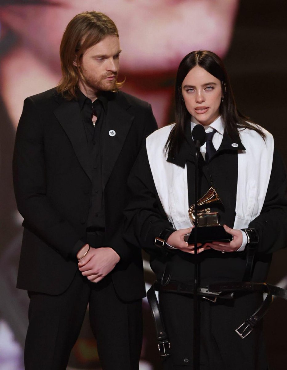 “Ninguém é ilegal em terra roubada […] A ICE que se foda.”

- Discurso da ARTISTA Billie Eilish ao aceitar o Grammy de Música do Ano.