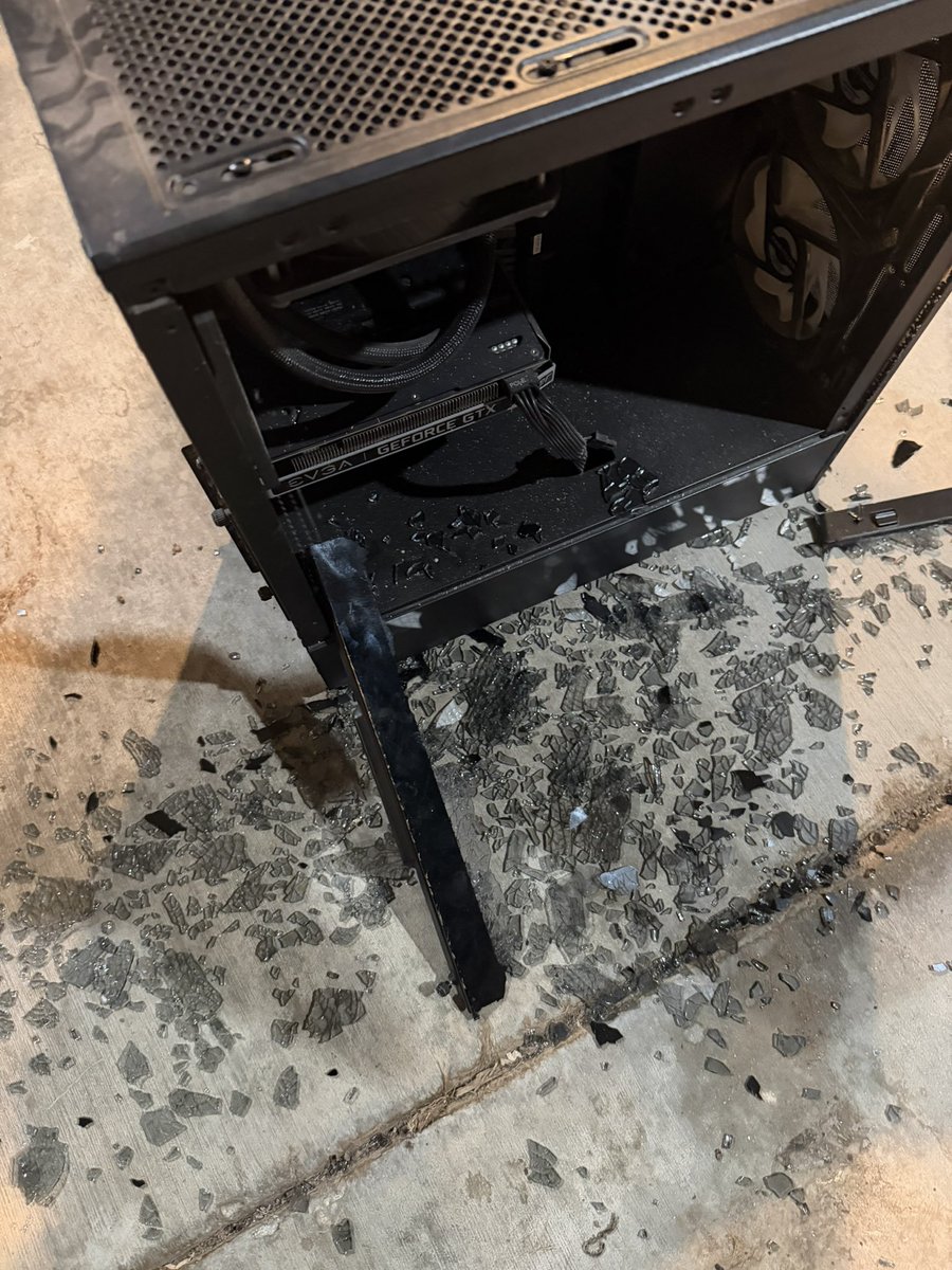Robester_'s tweet photo. Guess what happened when I was trying to clean my computer today https://t.co/e8TmFpc72o