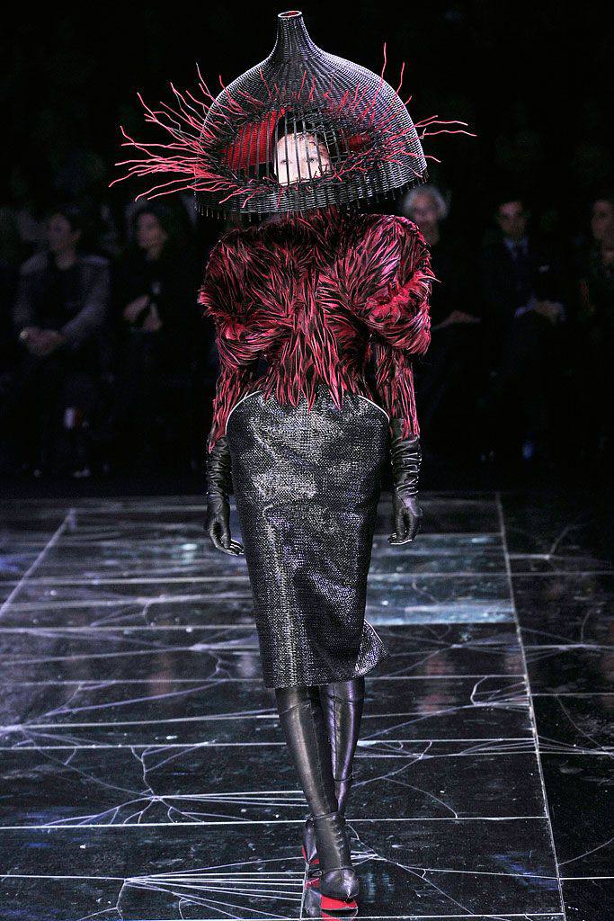 WOOOOOW Lady Gaga in a total ARCHIVAL ✨️Alexander McQueen✨️ Fall/Winter 2009 look at the Grammy's.🪡