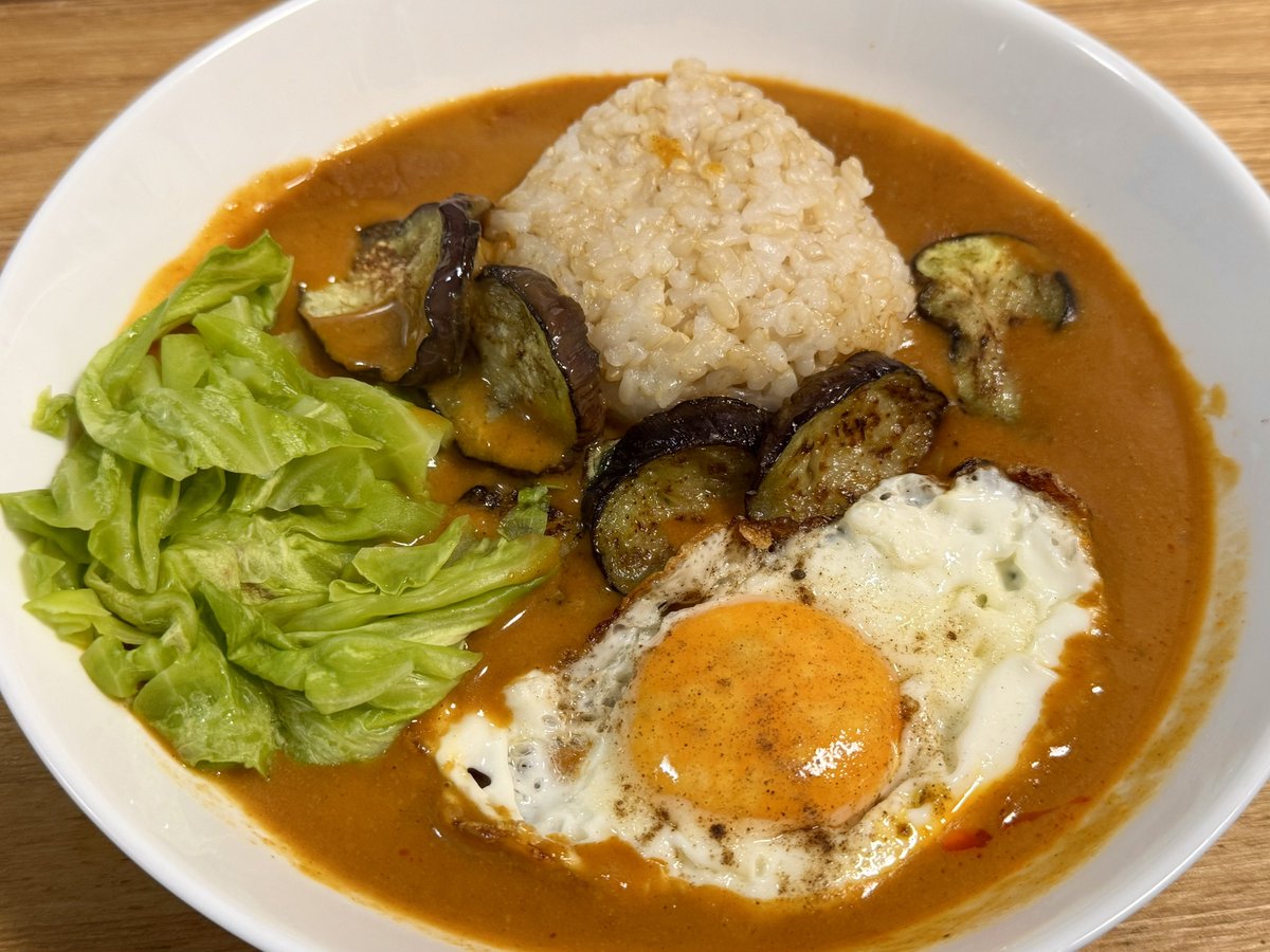 おひるごはーん！！
賞味期限の切れたエビ味のレトルトカレーと焼き茄子と蒸しキャベツと目玉焼き〜！！