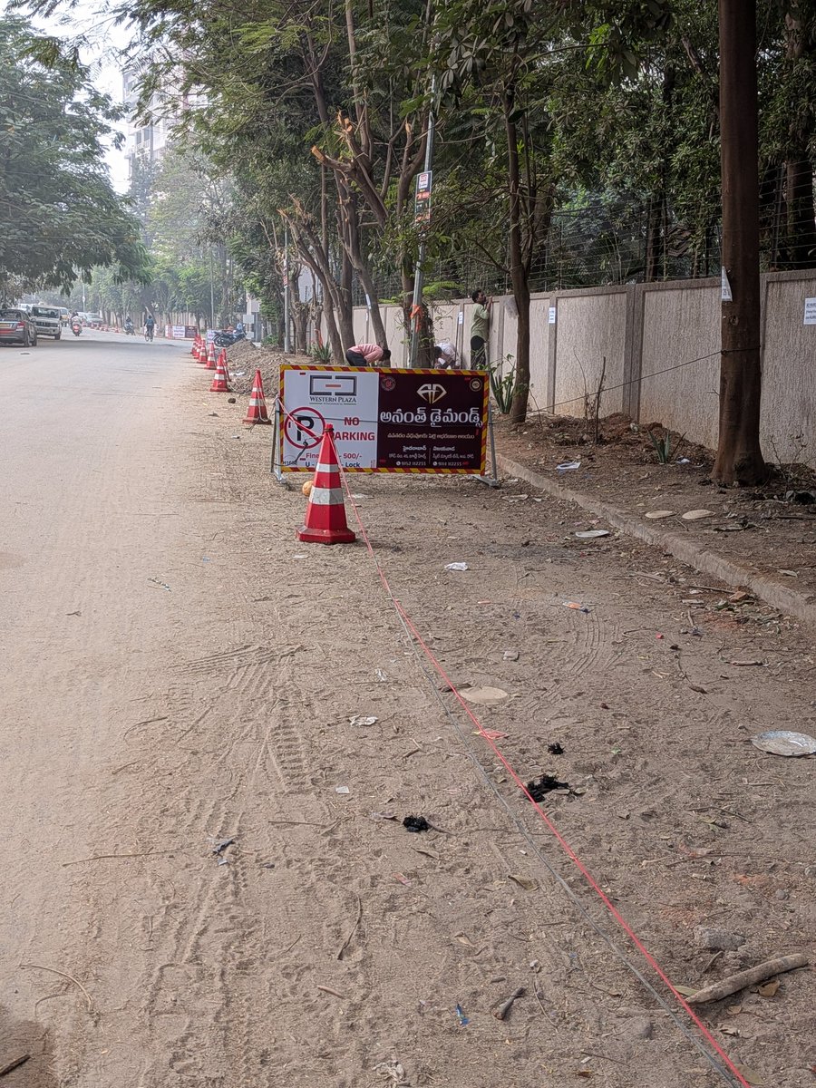 MangoPerson2's tweet photo. @GHMCOnline @CommissionrGHMC @DCManikondaGHMC @HYDTP 
@CYBTRAFFIC @cyberabadpolice 
Is it allowed for gated residential community to block public road and collect fine for parking on public road? Isn't it encroachment of road? Western Plaza, shaikpet has put up these - https://t.co/2tR9DcEn4B