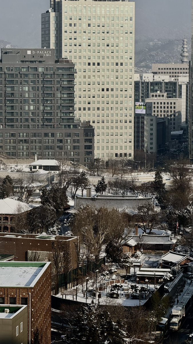 hayanlog's tweet image. 눈 오고 다음 날 묘하게 포근하면서도 차갑고 따뜻한 빛의 세상이 좋음🌨️