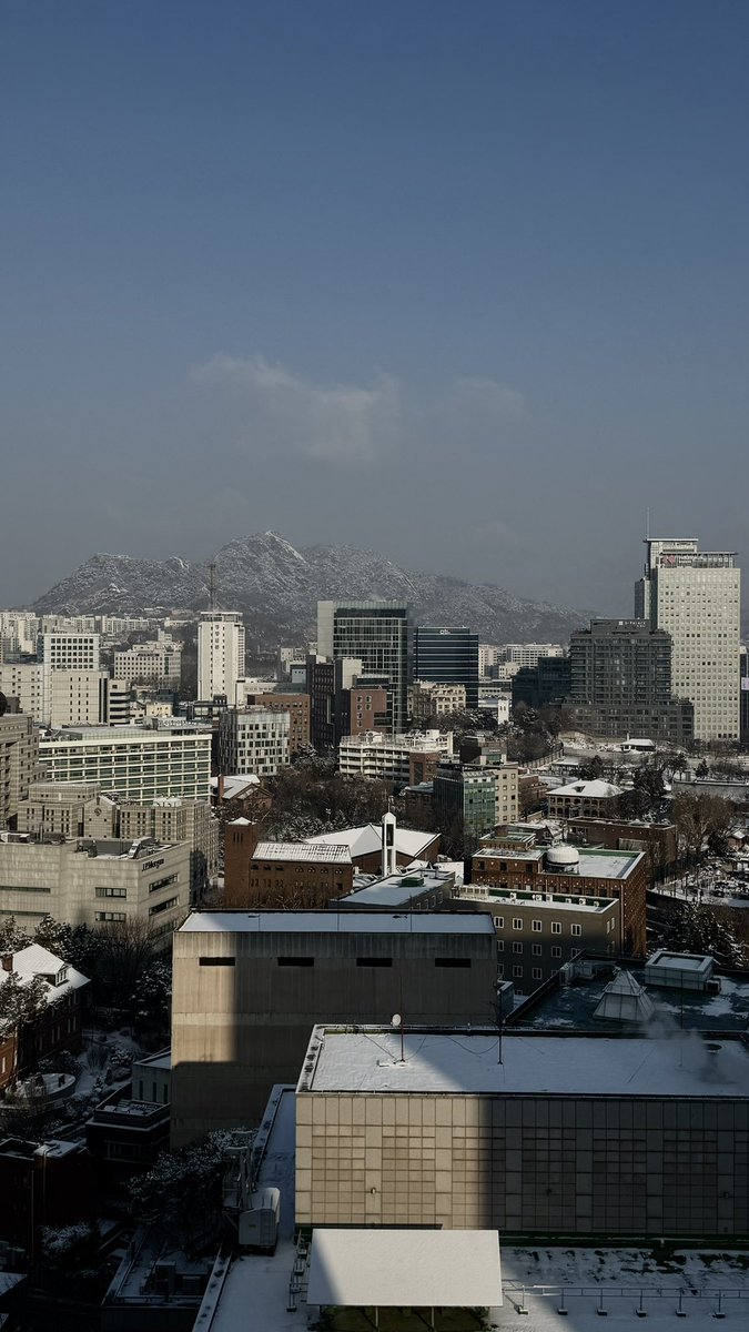 hayanlog's tweet image. 눈 오고 다음 날 묘하게 포근하면서도 차갑고 따뜻한 빛의 세상이 좋음🌨️