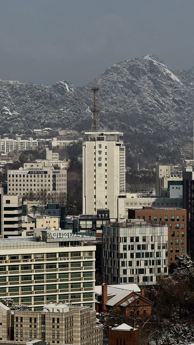 hayanlog's tweet image. 눈 오고 다음 날 묘하게 포근하면서도 차갑고 따뜻한 빛의 세상이 좋음🌨️