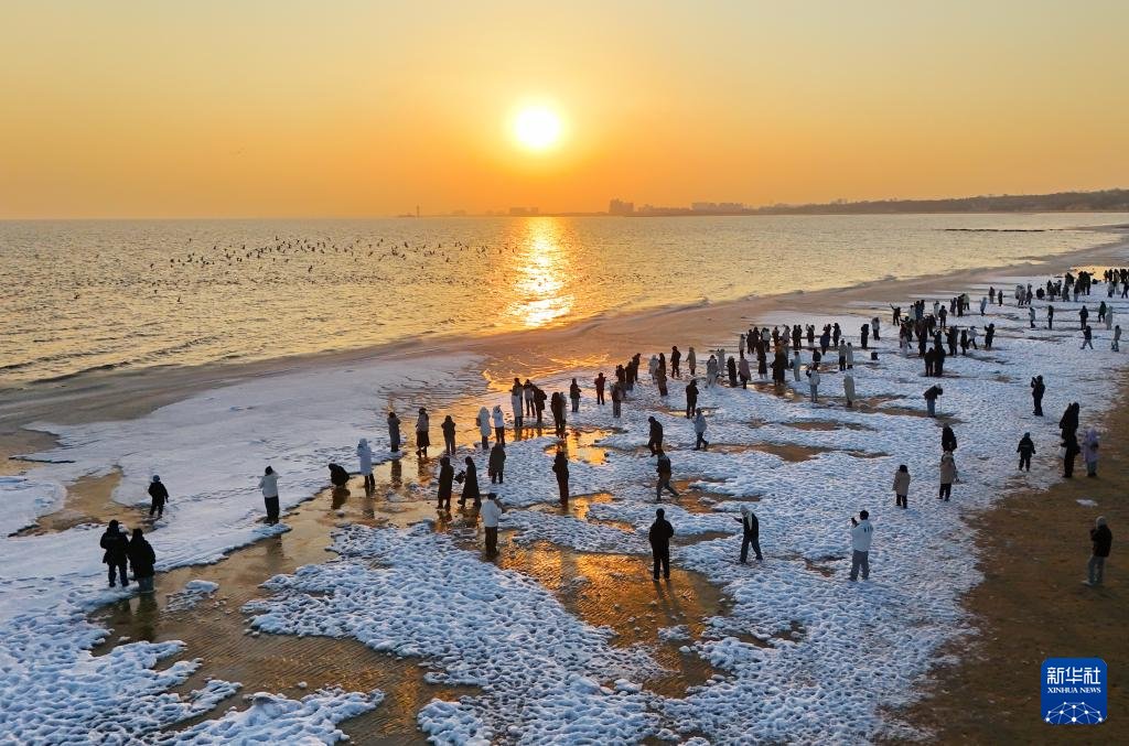 PDChinese's tweet photo. 【河北秦皇島：海冰引客來】日前，河北省秦皇島市海岸線出現結冰現象，吸引遊客前來觀賞。 https://t.co/WFUsgZbtZW