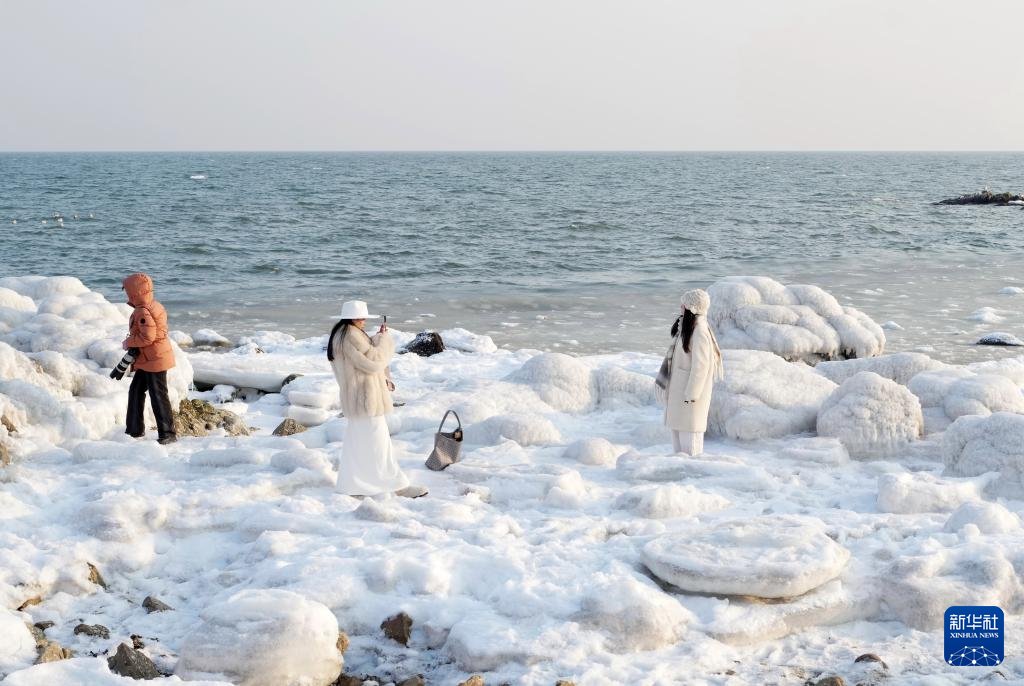 PDChinese's tweet photo. 【河北秦皇島：海冰引客來】日前，河北省秦皇島市海岸線出現結冰現象，吸引遊客前來觀賞。 https://t.co/WFUsgZbtZW