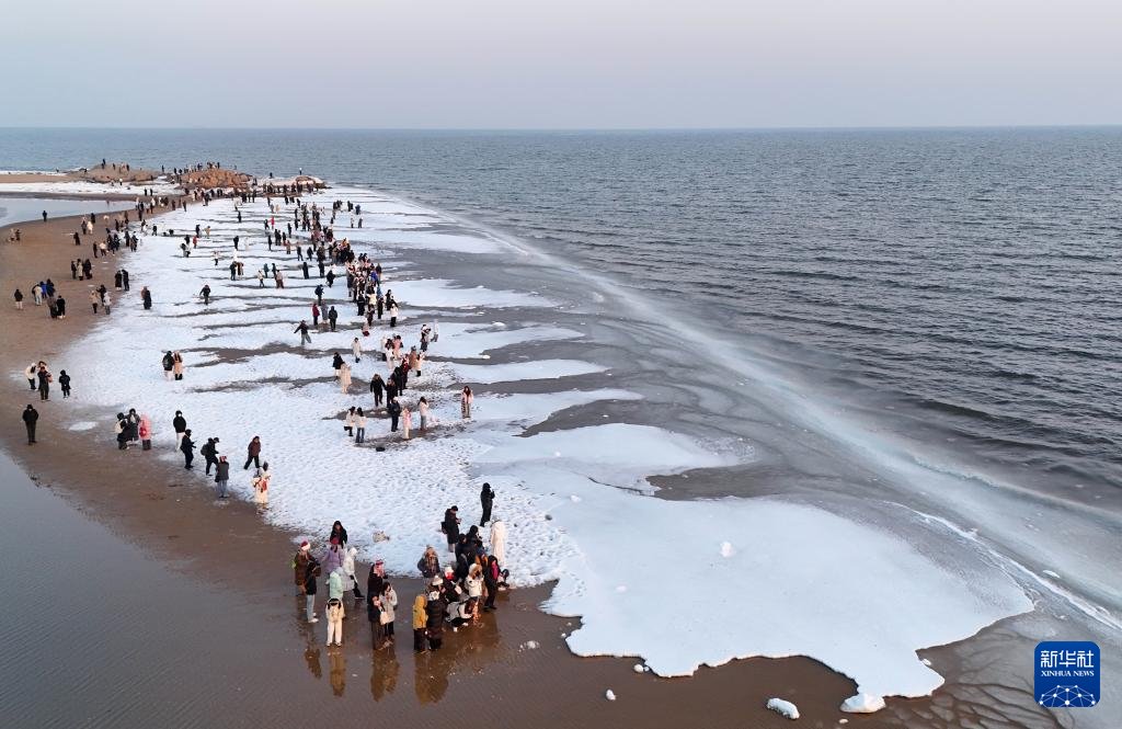 PDChinese's tweet photo. 【河北秦皇島：海冰引客來】日前，河北省秦皇島市海岸線出現結冰現象，吸引遊客前來觀賞。 https://t.co/WFUsgZbtZW
