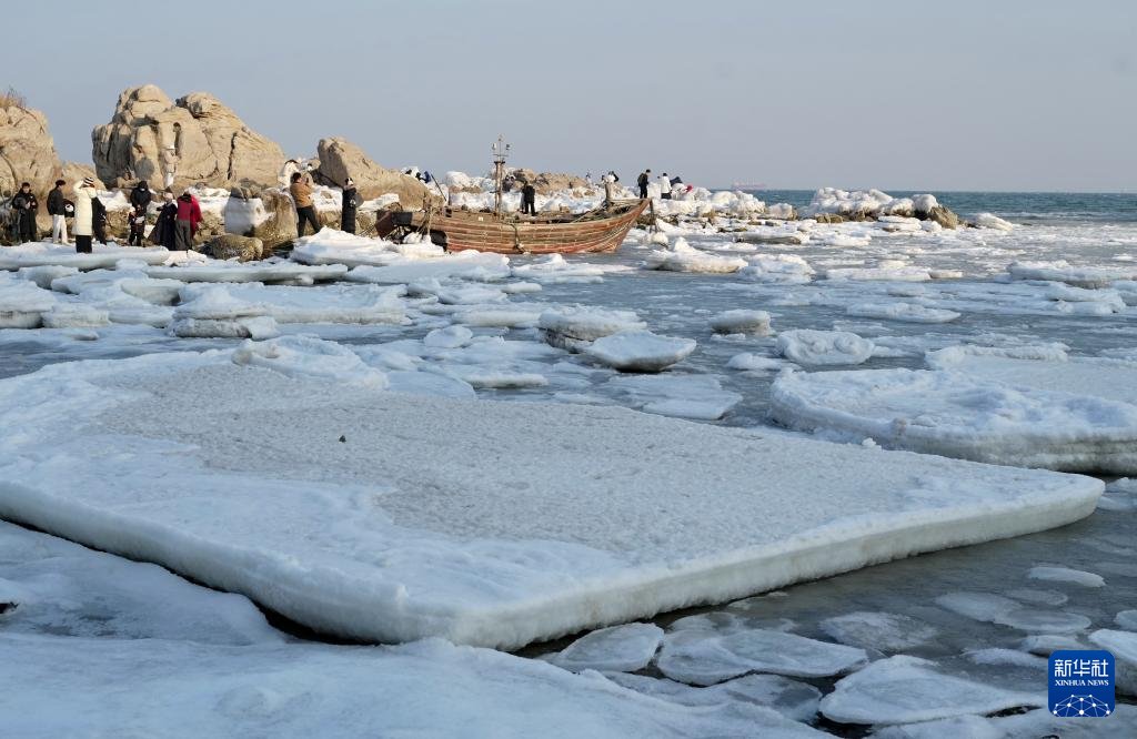PDChinese's tweet photo. 【河北秦皇島：海冰引客來】日前，河北省秦皇島市海岸線出現結冰現象，吸引遊客前來觀賞。 https://t.co/WFUsgZbtZW