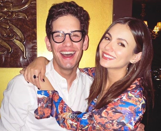 shawnzine's tweet photo. “ela não fala com quase ninguém do elenco” vocês querem falar da victoria justice, até podem, mas não fiquem inventando mentira não! fica feio. https://t.co/puG5phRRKN