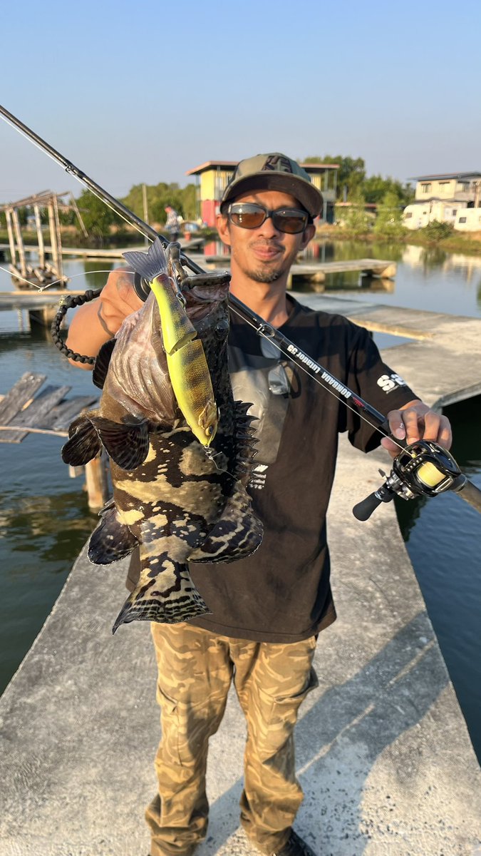 AEY81's tweet photo. Because this grouper fishing pond used to be an old restaurant, there's awalkway over the water, and the pond is small and challenging. Therefore, I used a short rod for casting in the narrow spaces Bombada 54 with my Gancraft JC 168F (Prototype Model)
#bombada #gancraft #BTFC https://t.co/rzZYRUpXaW