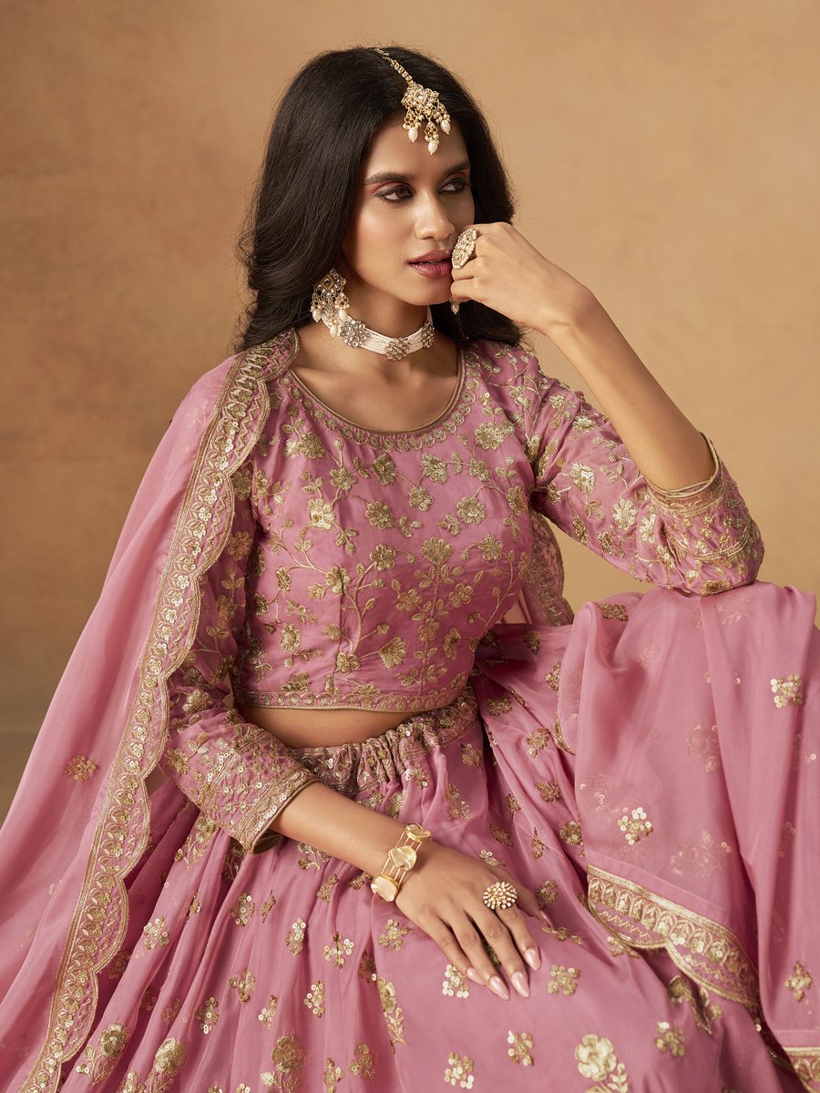 Heenastyle's tweet image. Get ready for the holidays with Heenastyle ! Get up to 60% off our gorgeous line of party wear lehenga choli - the perfect choice for every occasion.

#Sale #60OFF #LehengaCholi #Womenwear #Ethinic #Choli #Lehenga #Heenastyle

Shop at heenastyle.com/lehengas/party…