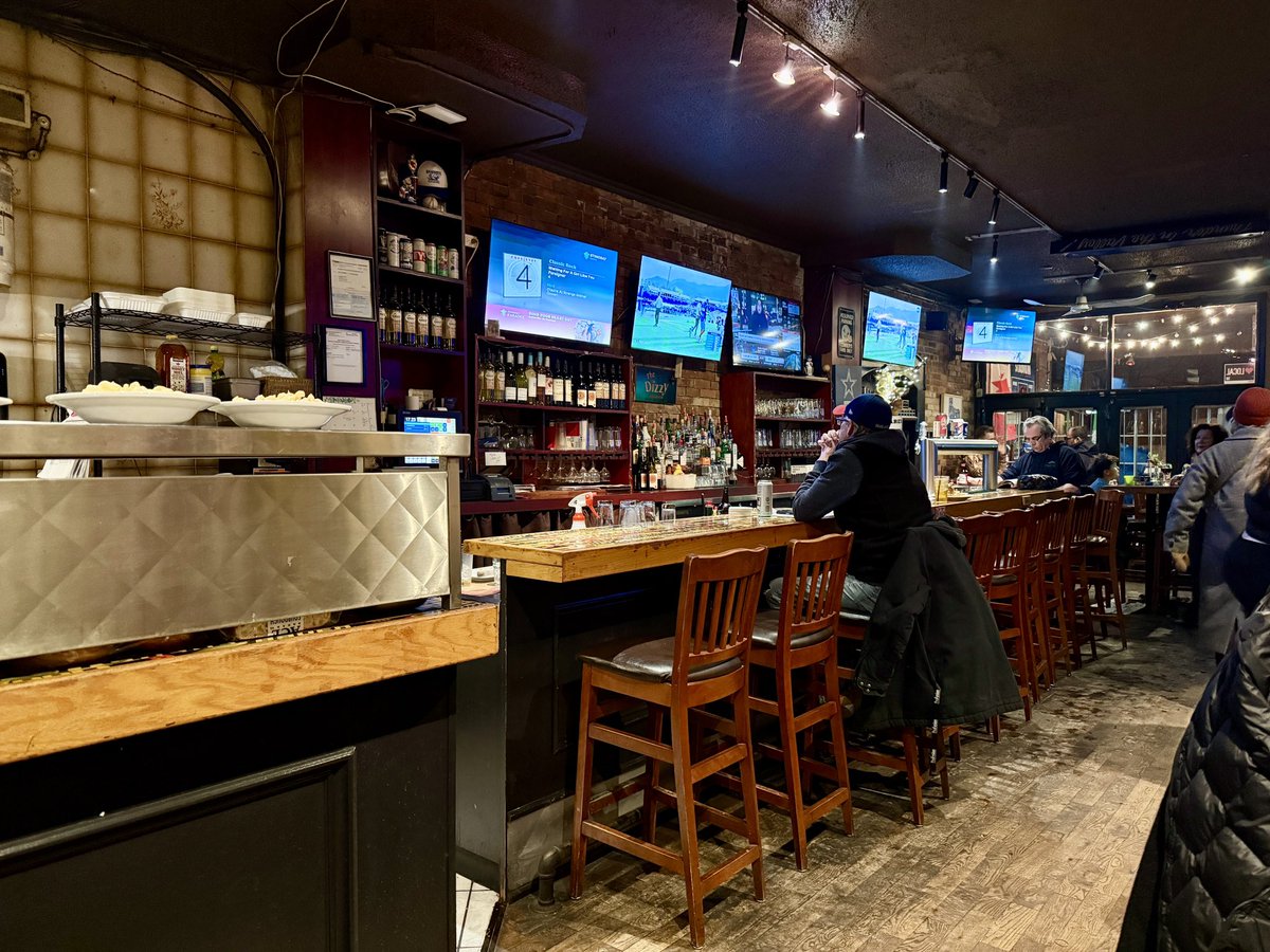 FishHardDave's tweet image. Always a taste buds’ delight when visiting the old hood on “Steak” Night at the @dizzygastropub! #TheDizzy #SteakNight #RoncesKids