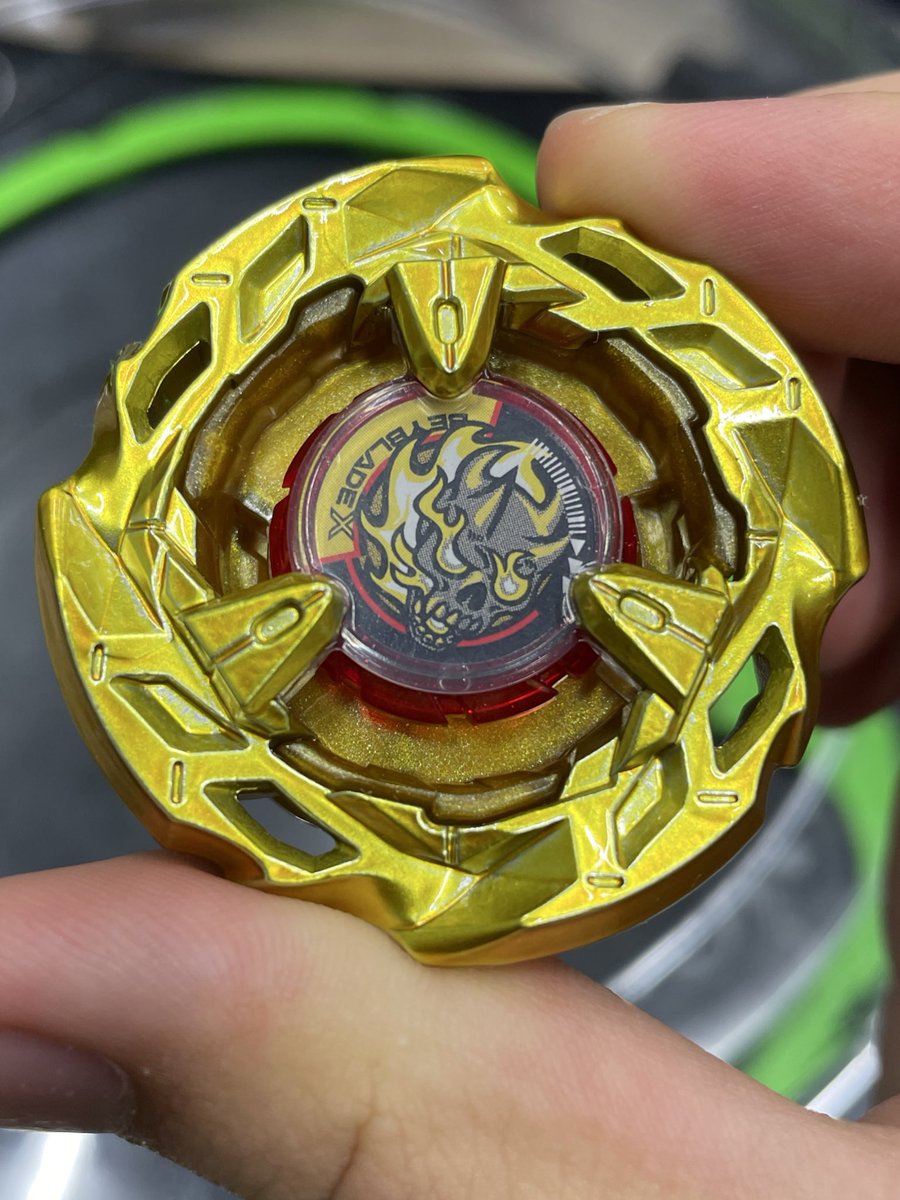 dynamitebattle's tweet photo. 今度のランブーのヘルサイMC:ゴールド、一番最初のは金塗装が光沢感があるぬらぬらした質感だったけど、レオンクローのみたいな粒子強めのの中間みたいな質感っぽい？
#ベイブレードX https://t.co/27LjweJAEF
