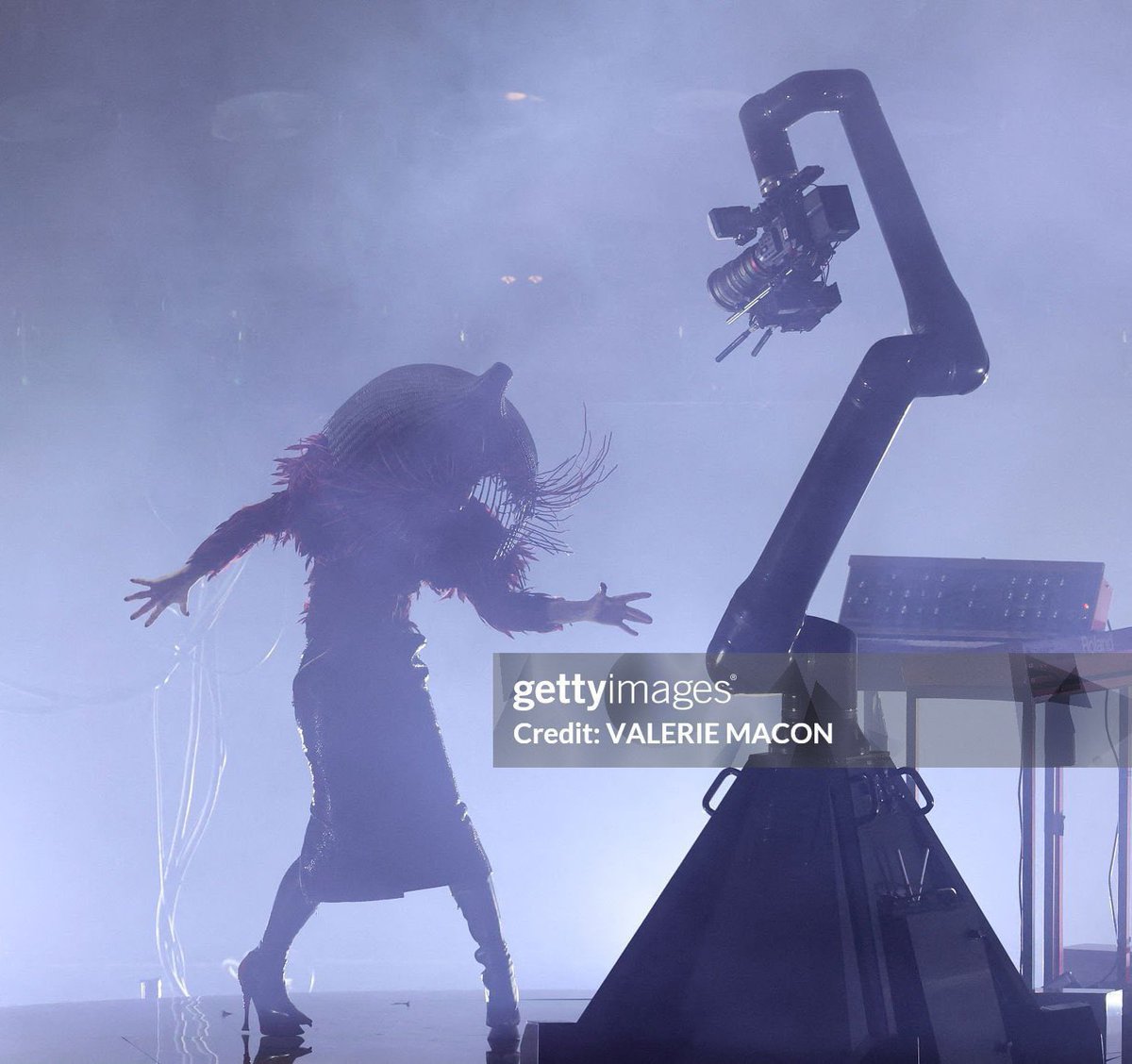 beyhivecombr's tweet photo. E não é que a Beyoncé emprestou o robô pra performance da Gaga hoje #GRAMMYs https://t.co/pnWa1EI0Hs