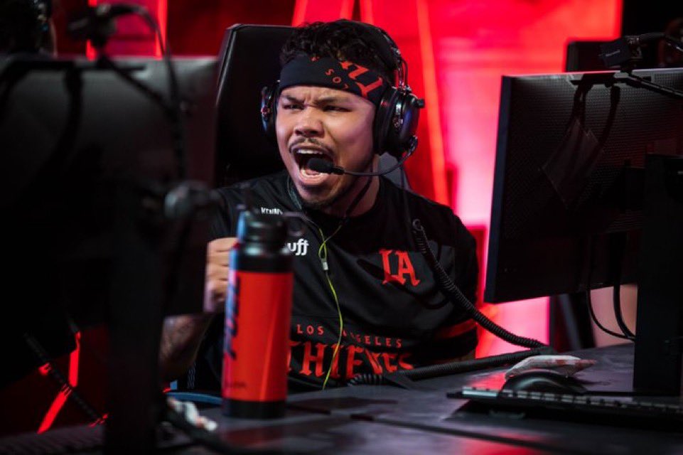 CoD Clipped tweet media