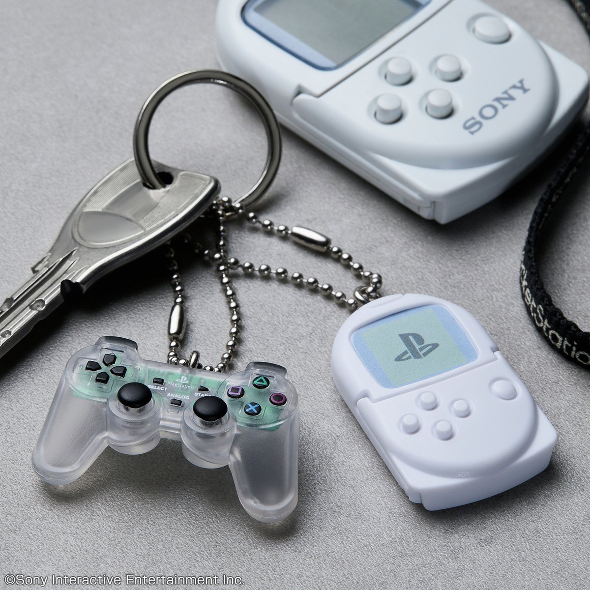 【✨発売日決定✨】
／
📅2月16日(月) 発売
『PlayStation™/ミニチュアチャーム付きビスケット』
＼

ボタン風デザインのビスケットに
細部まで再現した精巧なミニチュアが付属する豪華仕様！！🎮

全国のお菓子売り場等で発売です⭕️

詳細👉bandai.co.jp/candy/products…
#PlayStation #食玩