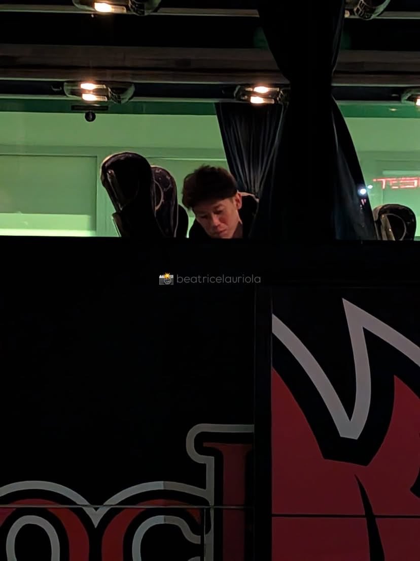 rikka___yuki's tweet image. 現地観戦の方が試合後の様子を上げてくださってて📸

Yuki笑ってる🥹✨
痛いだろうし悔しいだろうけど、それでもファンへの紳士的な対応に胸がじーん😭

#石川祐希 選手
#sirsafetyperugia
#BlockDevils