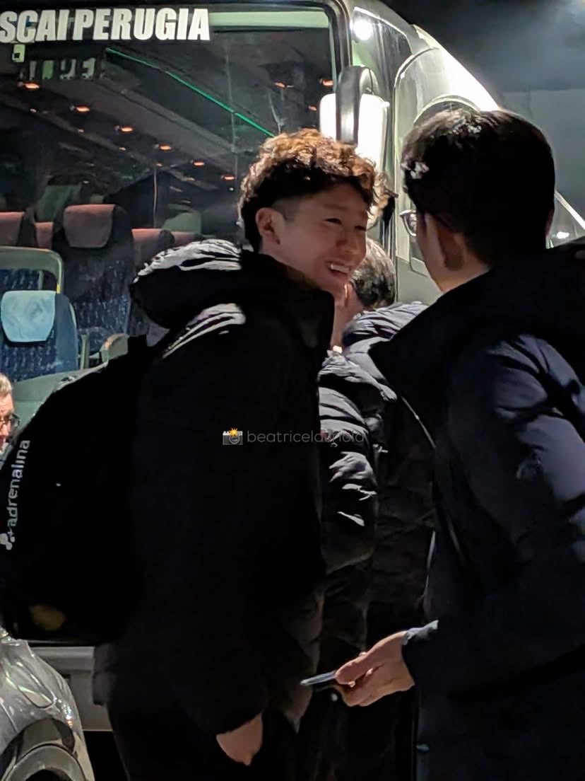 rikka___yuki's tweet image. 現地観戦の方が試合後の様子を上げてくださってて📸

Yuki笑ってる🥹✨
痛いだろうし悔しいだろうけど、それでもファンへの紳士的な対応に胸がじーん😭

#石川祐希 選手
#sirsafetyperugia
#BlockDevils