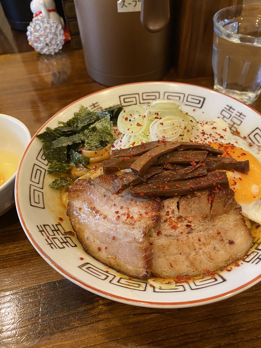 奈つやの中華そば
奈つやの辛味まぜそば　ワンタン付き
生たまご

約2か月ぶりの訪問😄。連食って思ったけど2名分取らないといけないの着いてから知ったので麺量300gを注文。

麺は太麺。しっかり混ぜてから提供されるので混ぜる必要はなし😅。目玉焼きが乗ってて楽しみが増します😊。