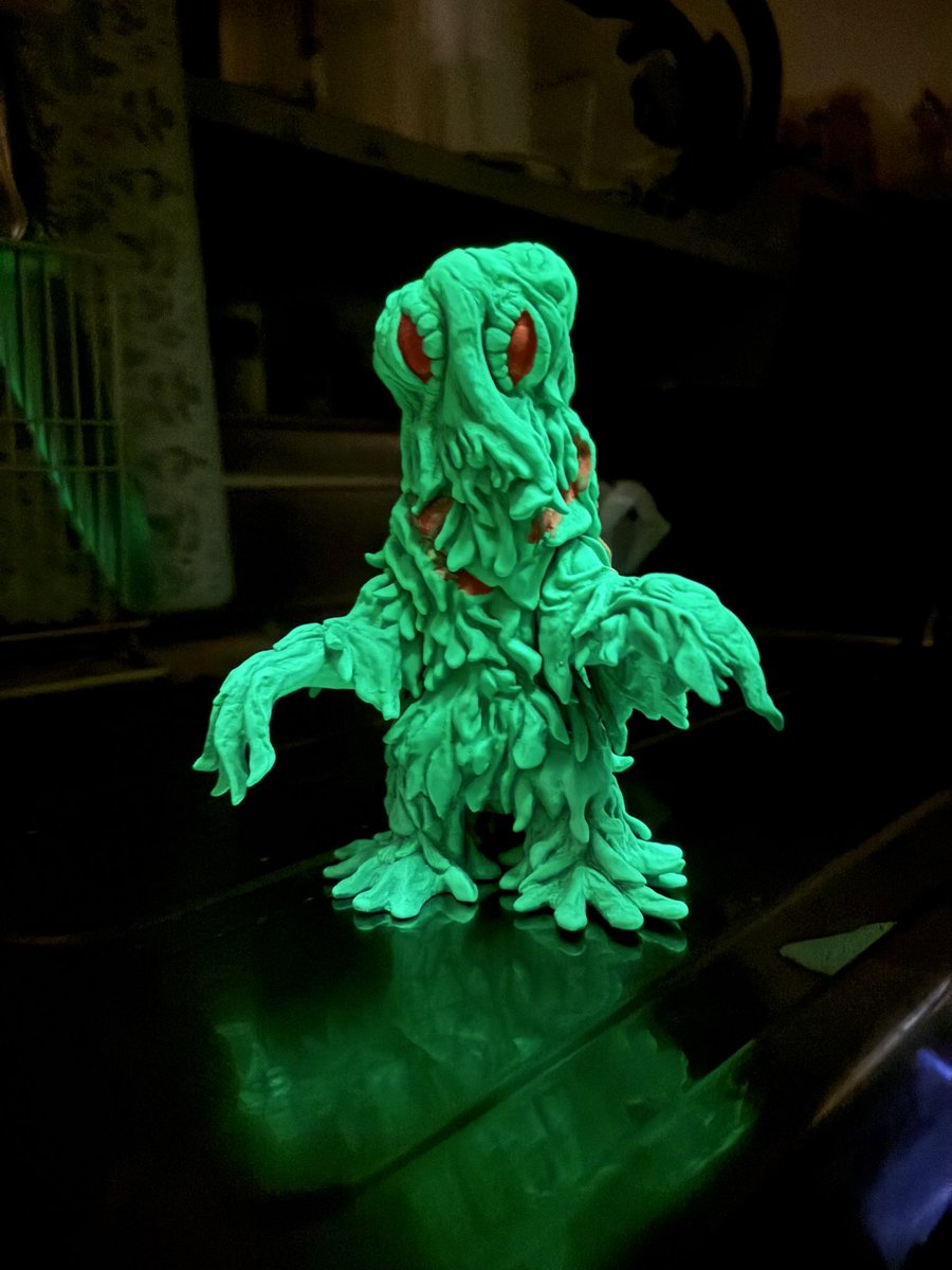 蓄光塗料で塗ったヘドラ いわゆるソフビの蓄光とは違う感じの光り方で